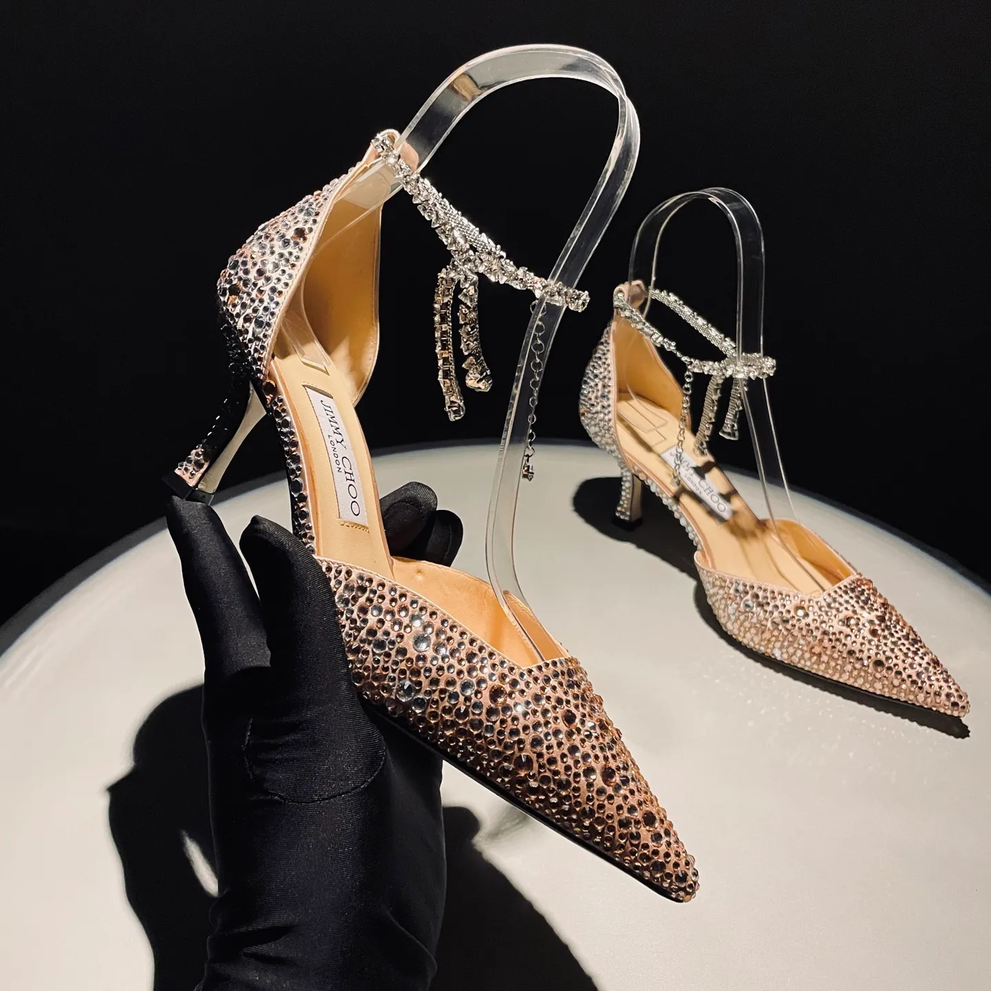 👟👟Ex-factory price 720👟👟 Jimmy Choo/Jimmy Choo classic diamond chain pointed toe crystal high-heeled sandals. Excellent crystal shoes. So beautiful that you can't take your eyes away. The shape of the shoes is very delicate and not too narrow and long. The internal space is sufficient to allow the toes to relax enough. The rhinestones outline a charming arc on the instep. It is simply beautiful. It has a 360-degree surrounding fairy atmosphere. Gorgeous without being exaggerated! ! The fabric is made of imported silk, with imported sheepskin lining. Customized A-grade Italian genuine leather sole. Heel height: 6.5 or 8.5. Size: 35-40 (41, 42, 43 customized, non-refundable)